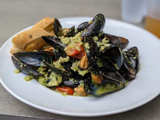 Pesto Mussels and Rissoto