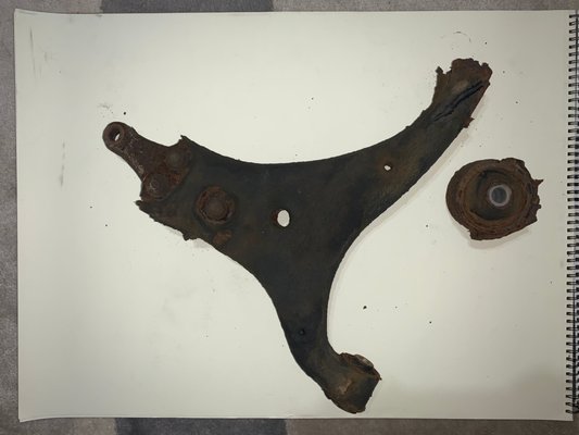 Corroded right lower control arm which snapped