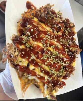 BBQ Fries ( Golden fries topped with hickory smoked pulled pork, melted cheese, sweet and spicy bbq sauce, and green onion.)