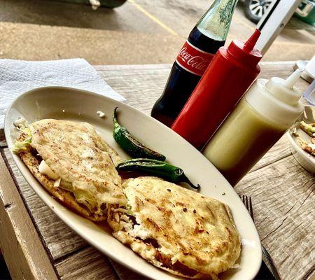 Dos gorditas (chorizo y cabeza) con chiles toreados. Mexican Coke y salsa rojo y verde.