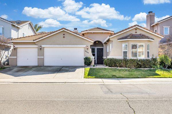 SINGLE STORY HOME FOR SALE IN ELK GROVE!