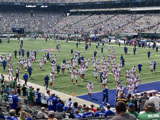 NY Giants getting ready for the game after warm ups