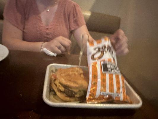 All American cheeseburger with chips