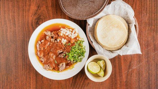 Plato de Birria Normal (al vapor con el consome adentro).