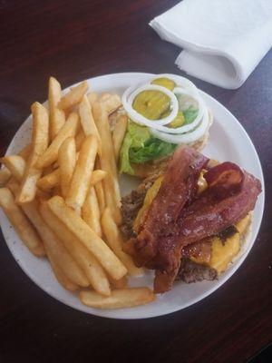 Bacon Cheeseburger w/ Fries