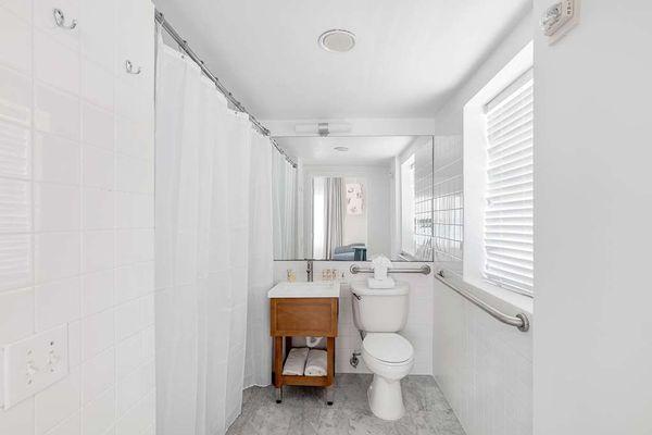 Guest room bath