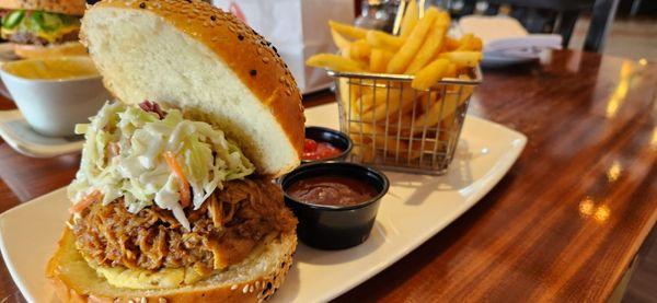 Honolulu pulled pork with fries