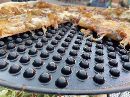 I like these pans. Keeps the crust crispy.