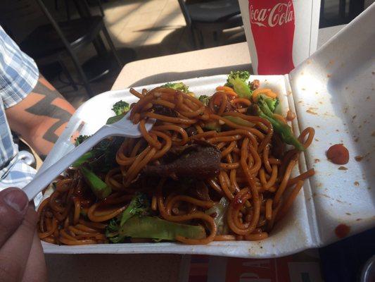 Beef, broccoli, carrots, onions, bean sprouts.