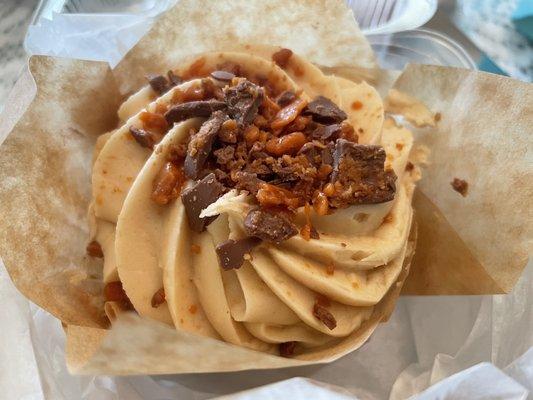 Butterfinger cupcake