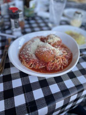 Spaghetti with two meatballs