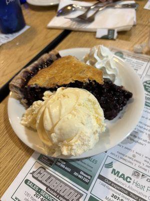 Blueberry pie a la mode