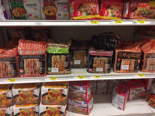 Thrilled to find that this Hmart carries Taiwan popular instant noodle (阿舍食堂）