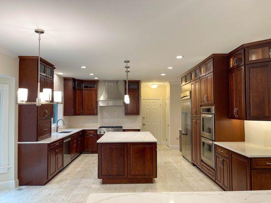 Traditional kitchen with island and free standing hood. design and installed by Tile Center