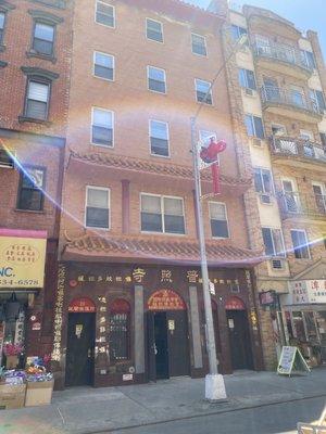 Buddhist  Association of New York Gates。  The Buddha's light shines everywhere, and the sky shows a rainbow.