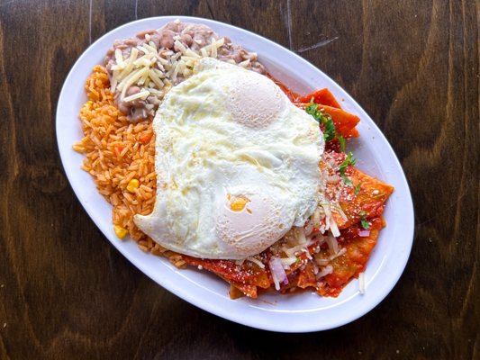 Chilaquiles Rojos con huevos