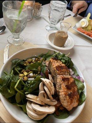 Spinach and grilled salmon salad