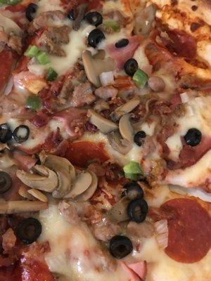 YUMMY - Kitchen Sink Pizza