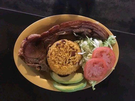 Chuleta Kan-Kan y Arroz Junto con Habichuelas / Kan-Kan Pork Chop & Rice Mixed with Beans