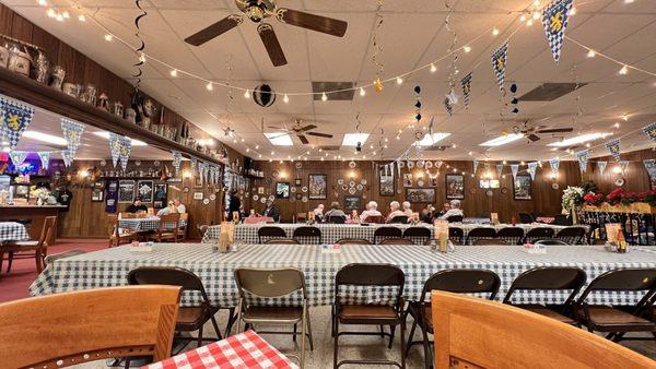 Huge traditional dinning room. Lots of fun stuff to look at. Felt very welcoming.