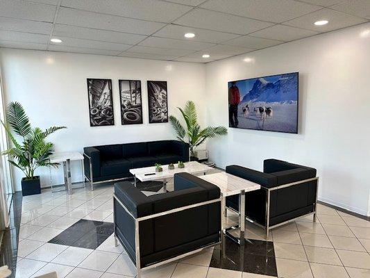 Comfortable waiting area with free wifi, device charging stations, Smart TV and in/outside seating