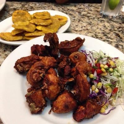 Chicharron de pollo con huezo, natural (fried chicken chunks with bone); tostones (fried plantains).