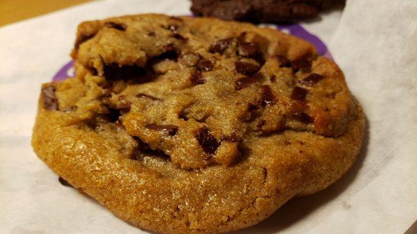 Vegan chocolate chunk cookie ($2). Really tasty Like a shopping mall Tollhouse cookie.