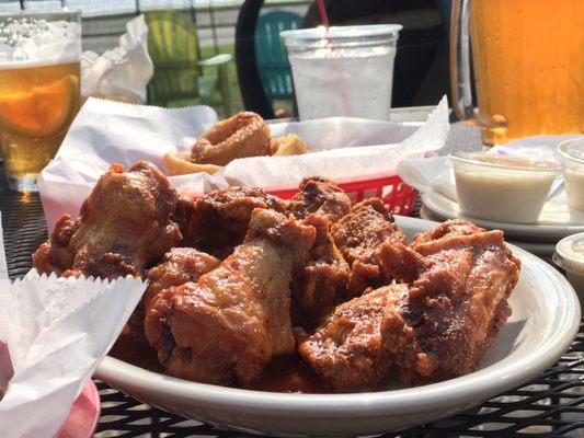 It's worth getting here early on Monday nights for Joe Mamma's wings.  Only $0.50 a piece and one on my favorite meals in SWMI.