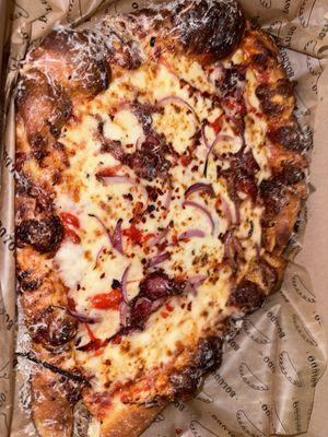 porteno pizza (san marzano, cheese blend, smoked mozzarella, pickled pepers, pancetta, red onions)