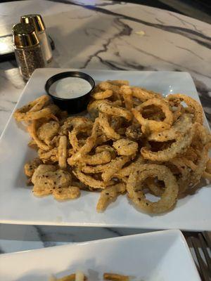 Onion rings with a lot of black  pepper