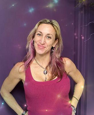 Michele is an Intuitive Consultant and Reiki Master specializing in Tarot, Moonology™ and Astrology.