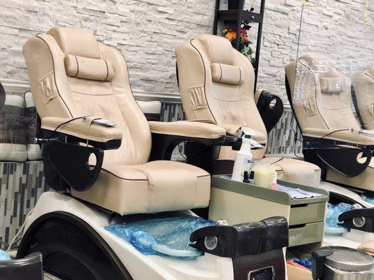 Beautiful calm aesthetic - clean and hygienic. GREAT massage chairs!