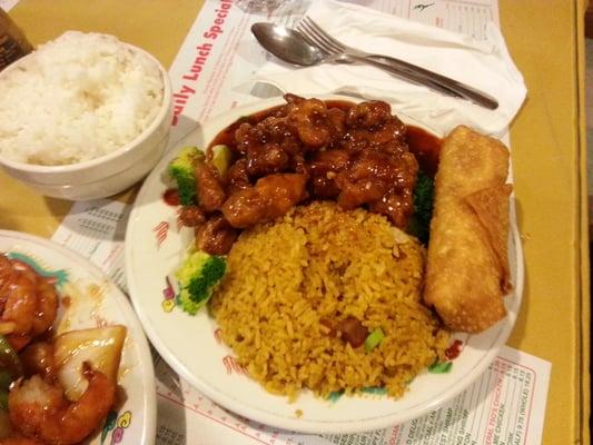 Delicious General Tso combo platter w/ pork fried rice, and pork eggroll...yum!!!!