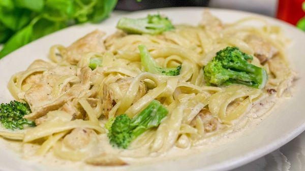 Chicken Broccoli Alfredo w/Fettuccine