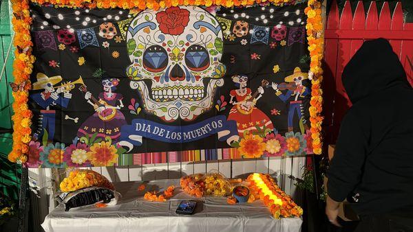 Preparativos para celebración de Dia de Muertos.