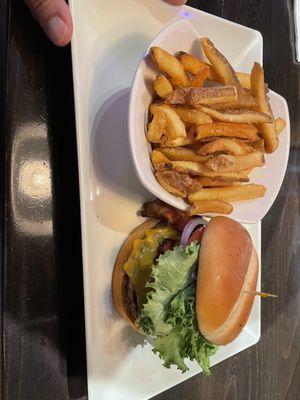 Bacon cheeseburger and chips