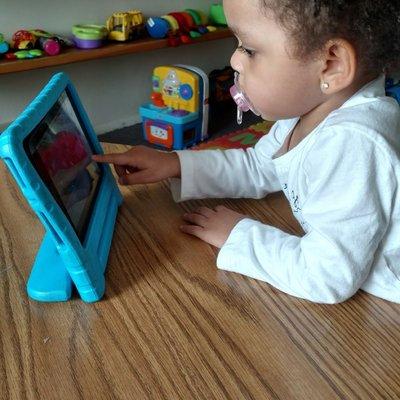 Teaching early age children h to use tablets