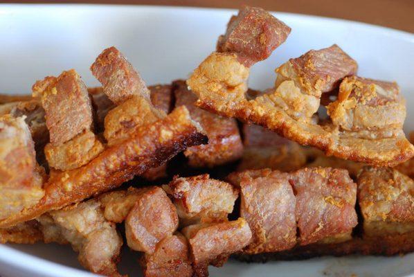 CHICHARRON CON AREPITA O TOSTONES