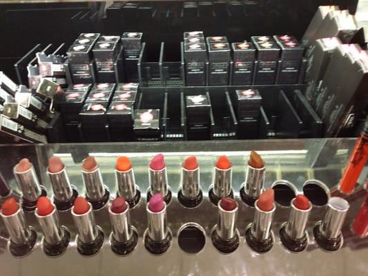 Kat Von D would go ballistic if she saw her display looking like this.