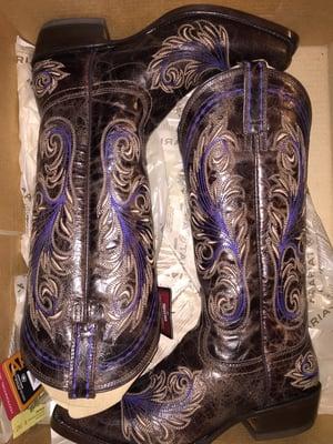 Stretched my Christmas present to perfection! Love these boots and this shop