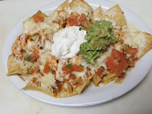 Nachos choice of ground beef or chicken topped with white cheese,pico,sour cream,and guacamole all day TUESDAYS ($5.00 ONLY ).....