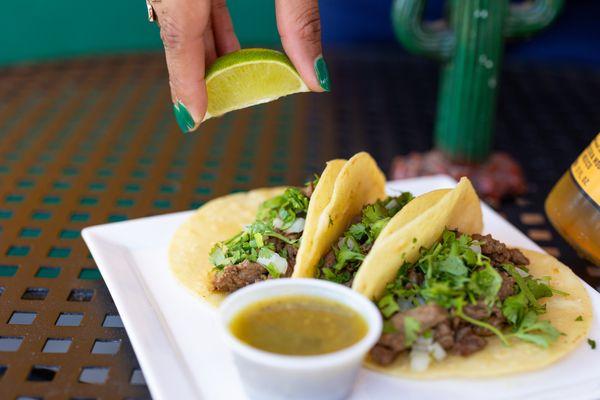 Tacos de carne azada