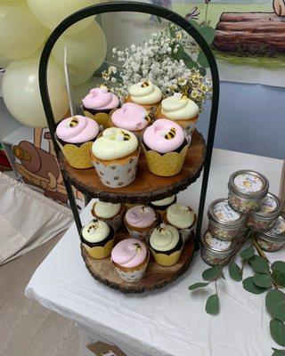 White and chocolate cupcakes