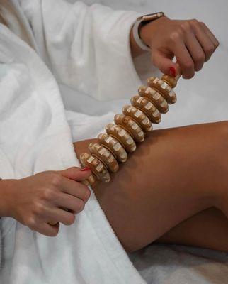 Wood Therapy is a body contouring technique. It reduces cellulite, improves circulation, stimulates lymphatic drainage, tightens the skin.