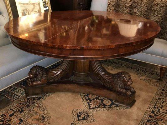 Mahogany Early 1800s round foyer table with lion head pedestal base