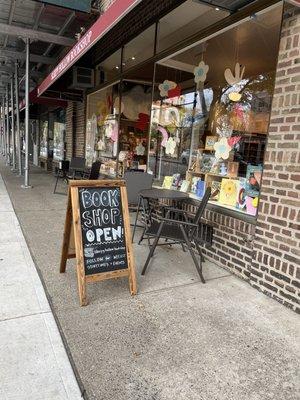 Sleepy Hollow Bookstore's outside tables