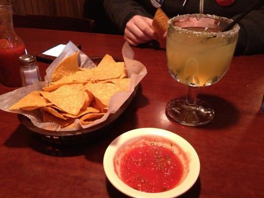 Complimentary chips & salsa.......ummmmm! Noms!