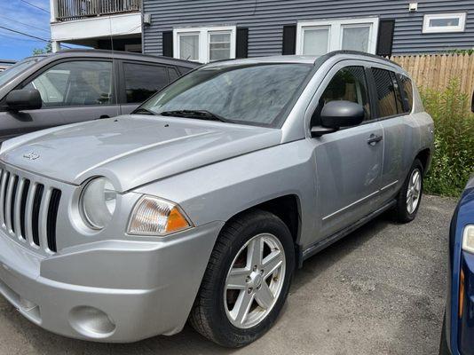 2010 Jeep Compass $6,995-FWD-5 Passenger-4 Door-Hatchback-Heated Mirrors-Alloy Wheels