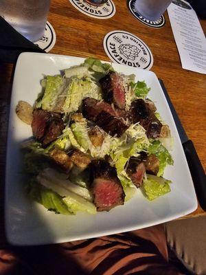 Small Caesar salad with steak