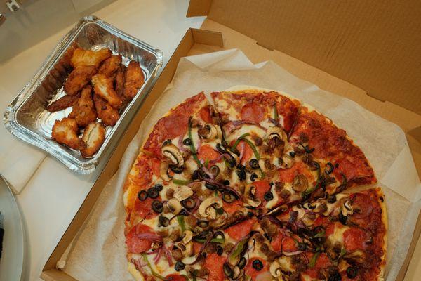 10 pc chicken wings (super tiny...) & the combo giant pizza